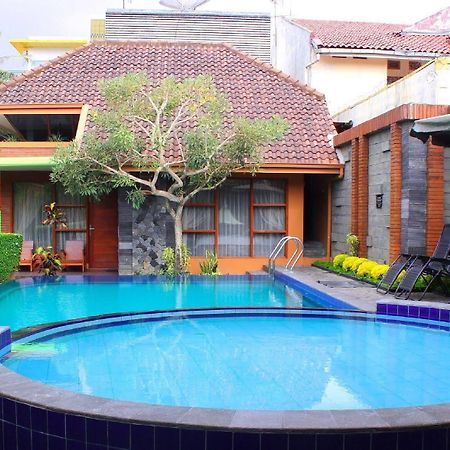 Rumput Hotel Resort y Resto Maguwo Exterior foto