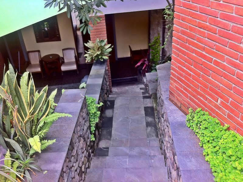Rumput Hotel Resort y Resto Maguwo Exterior foto