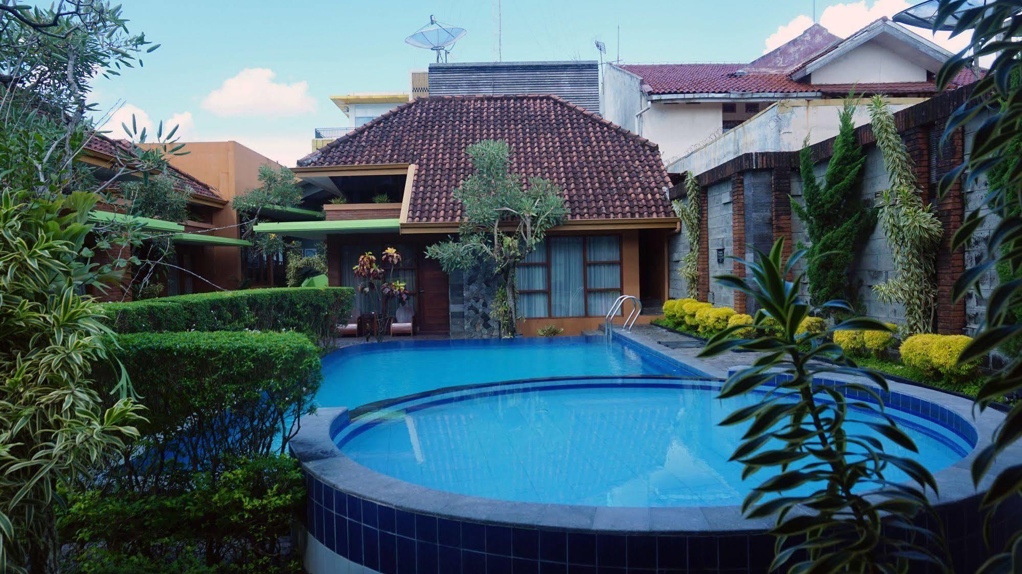 Rumput Hotel Resort y Resto Maguwo Exterior foto