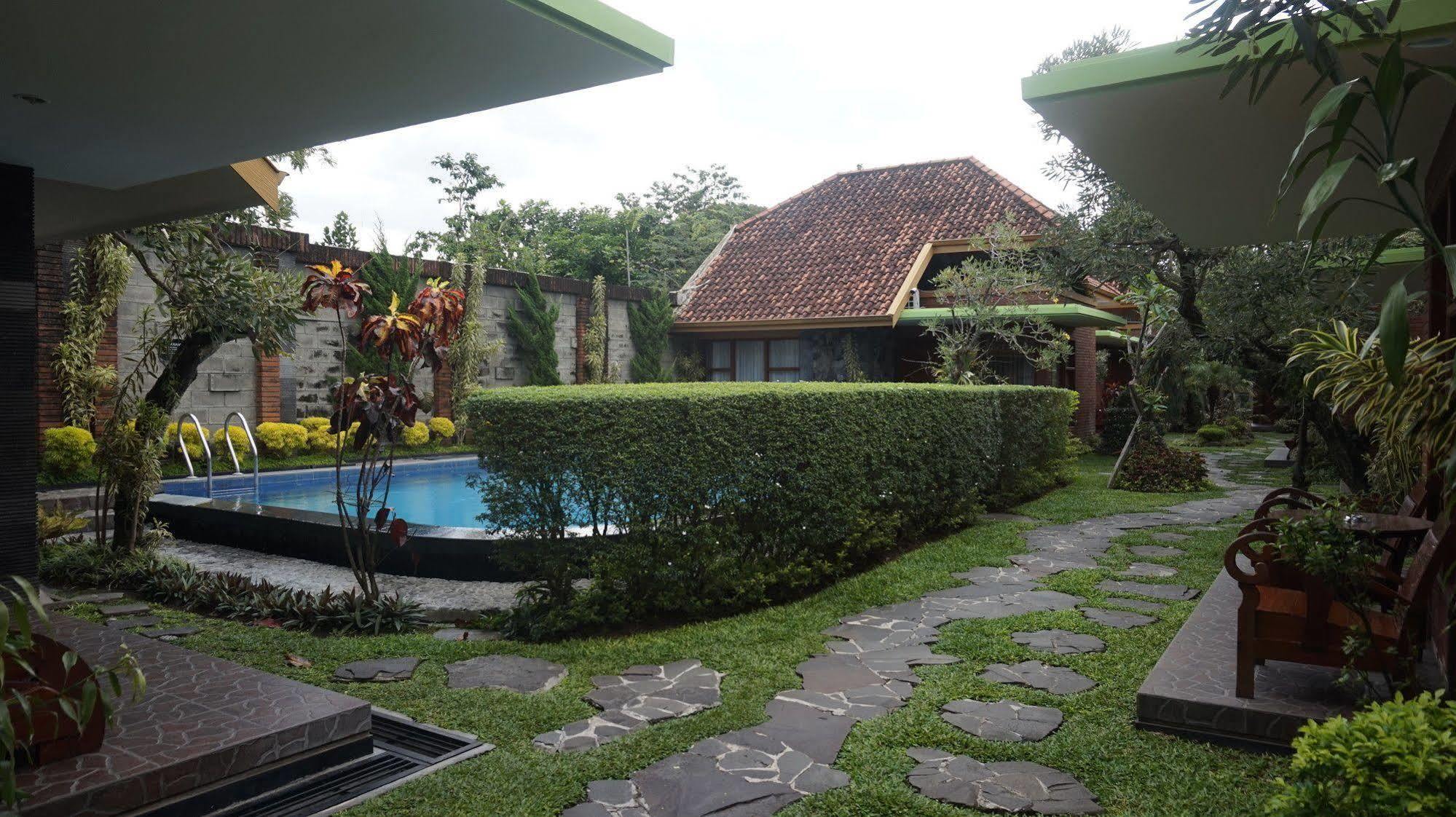 Rumput Hotel Resort y Resto Maguwo Exterior foto